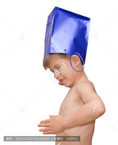 一個(gè)帶購(gòu)物袋的男孩