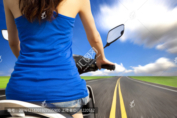 苗條女子騎高速代步車上路