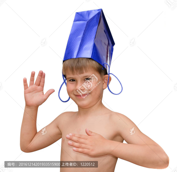 一個帶購物袋的男孩