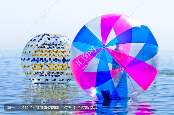 大海；吸引物；水上的一個(gè)大的充氣球