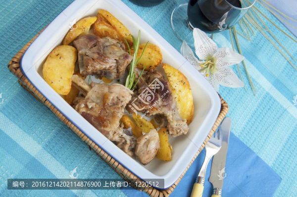 烤羊肉配土豆