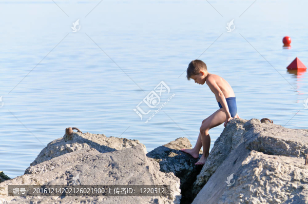 在防波堤周圍嬉戲嬉戲的男孩