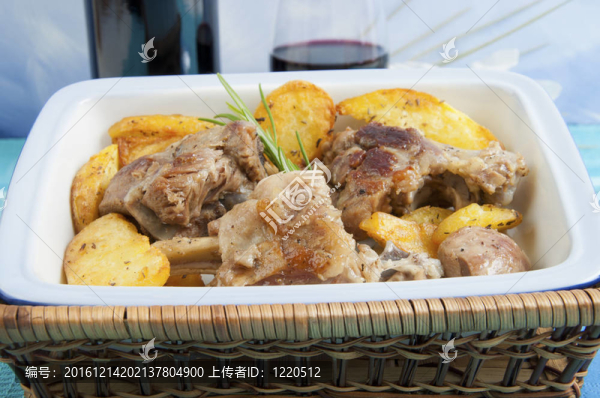 烤羊肉配土豆
