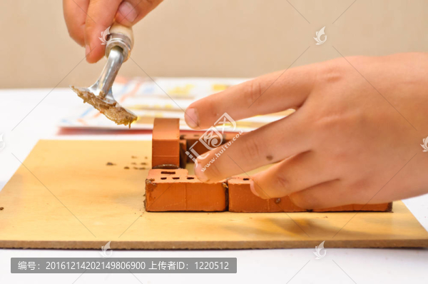 孩子們蓋了小房子嗎？？磚