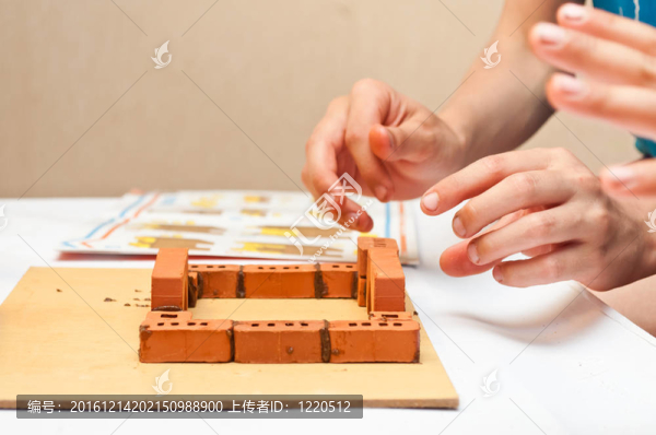 孩子們蓋了小房子嗎？？磚