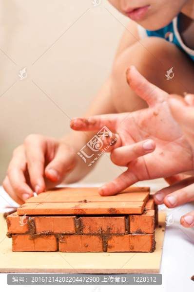 孩子們蓋了小房子嗎？？磚