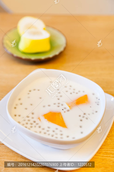 早餐：桌上的牛奶和蛋糕