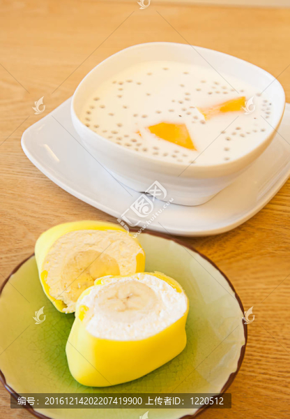 早餐：桌上的牛奶和蛋糕