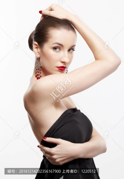 美麗的黑發(fā)女人