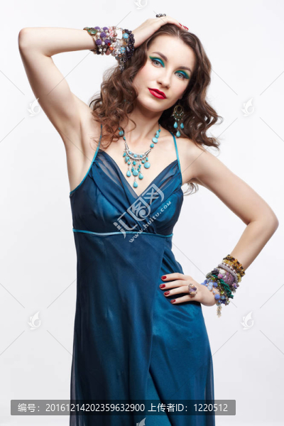 美麗的黑發(fā)女人