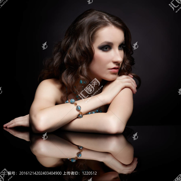 黑發(fā)女人和鏡子