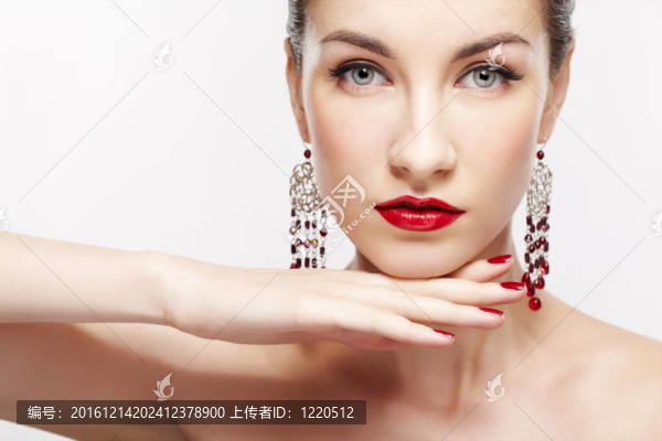 美麗的黑發(fā)女人