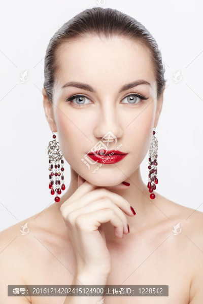 美麗的黑發(fā)女人