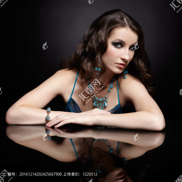 黑發(fā)女人和鏡子