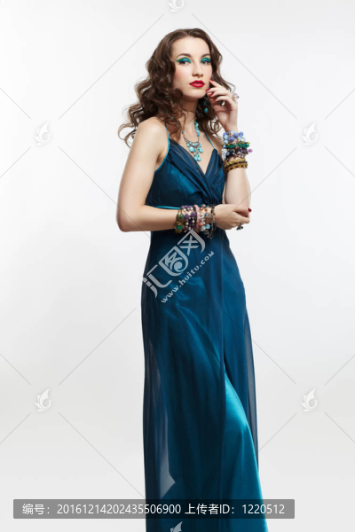 美麗的黑發(fā)女人