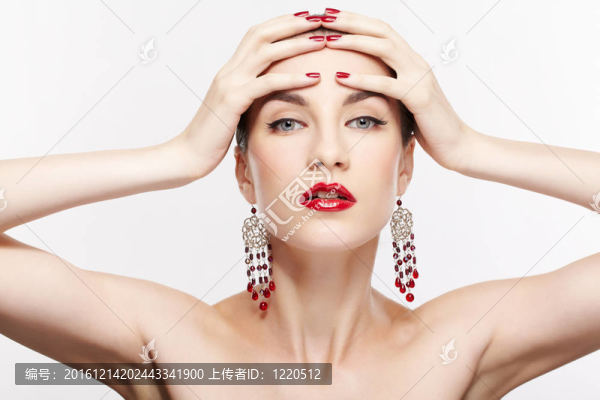 美麗的黑發(fā)女人