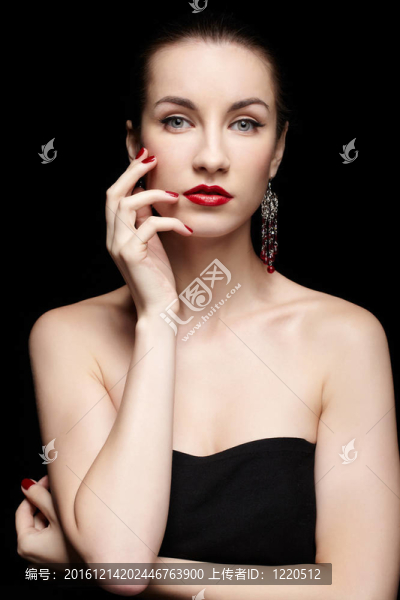 美麗的黑發(fā)女人