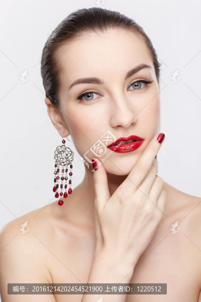 美麗的黑發(fā)女人