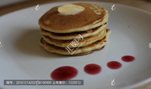 白色盤子上的素食煎餅