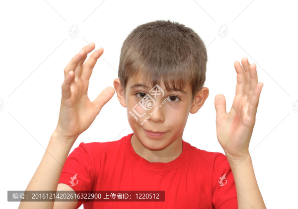 男孩表現(xiàn)出情感的姿態(tài)