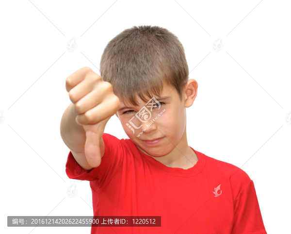 男孩表現(xiàn)出情感的姿態(tài)