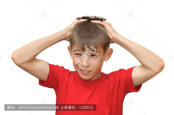 男孩表現(xiàn)出情感的姿態(tài)