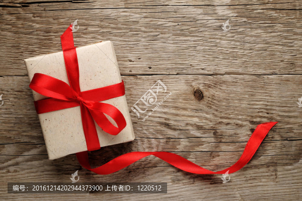 木制背景紅色蝴蝶結(jié)禮品盒