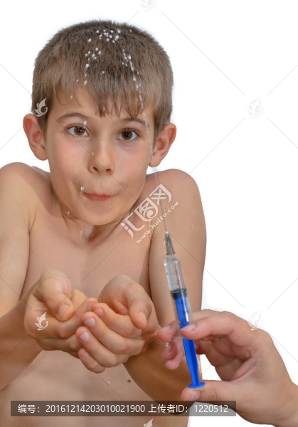 男孩和注射器