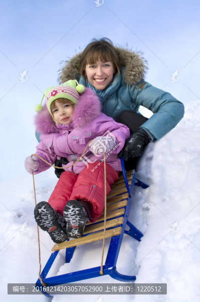 媽媽和小女兒在雪地里滑