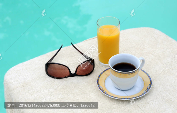 咖啡；橙汁和太陽鏡
