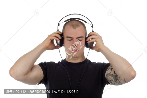 男人聽(tīng)音樂(lè)