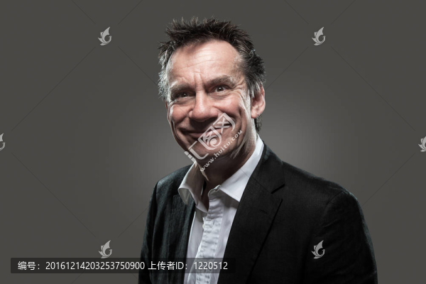 在西裝假笑的生意人