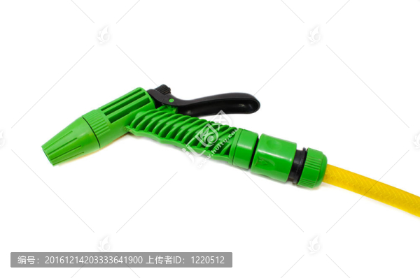 用噴霧器澆灌花園的軟管