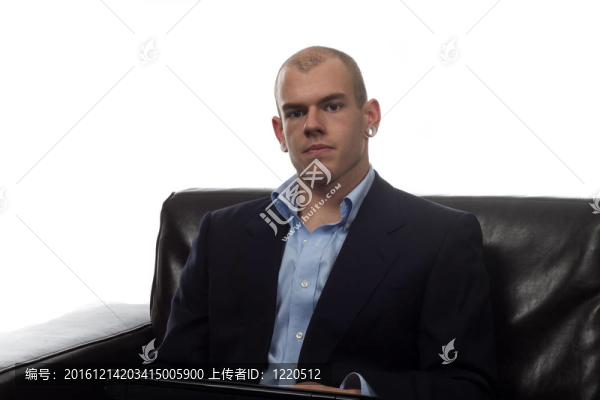 坐在沙發(fā)上的男人