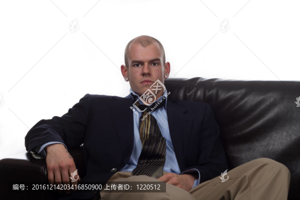 男人斜倚在沙發(fā)上
