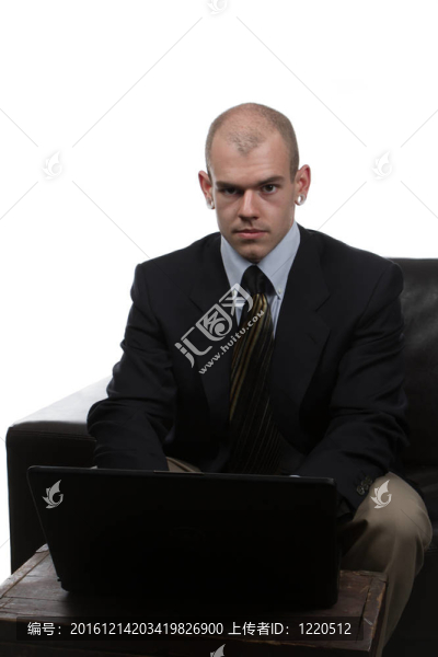 皮革沙發(fā)上的男人
