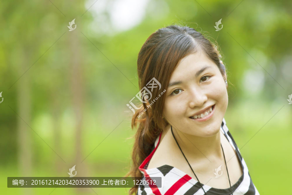 快樂微笑的亞洲女孩