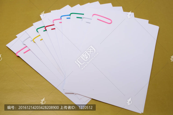 彩色貼紙和回形針