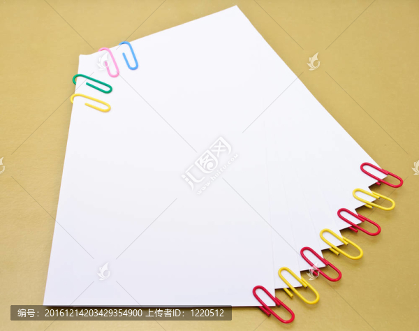 彩色貼紙和回形針