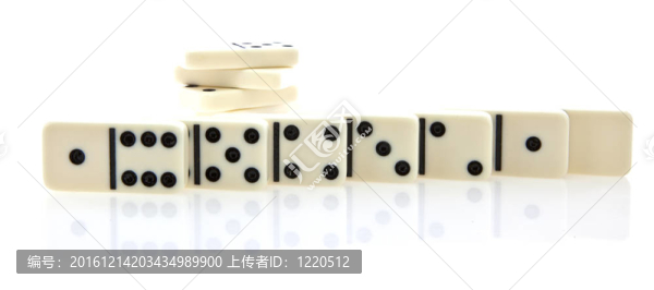 白色的多米諾行孤立在白色背景
