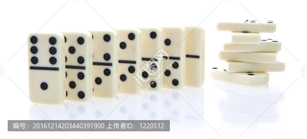 白色的多米諾行孤立在白色背景