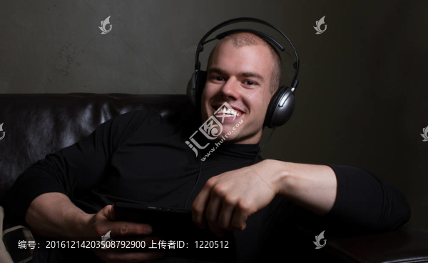 男人聽音樂