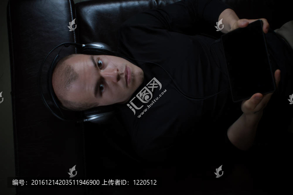 男人聽音樂(lè)