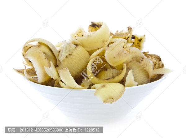 碗里的土豆皮孤立在白色背景