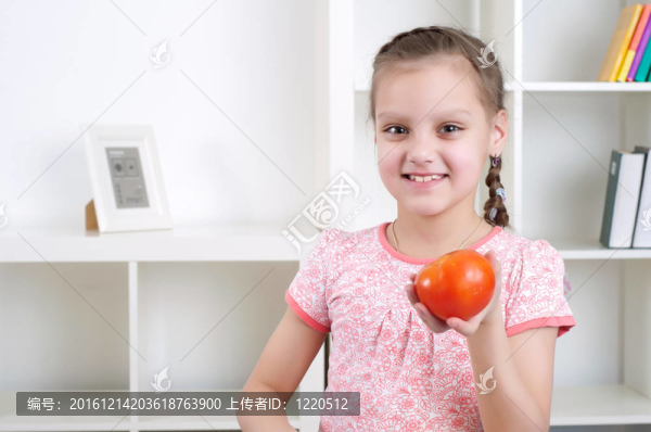女孩在廚房切菜