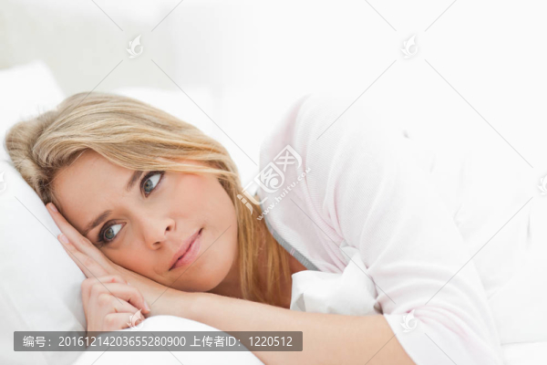 躺在床上的女人；睜開眼睛，瞥了她一眼