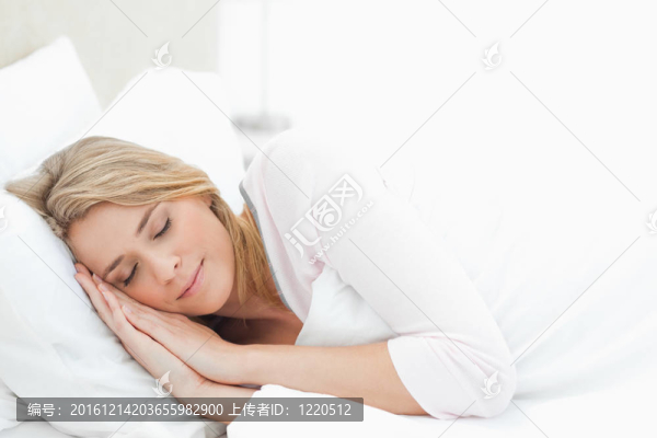 躺在床上的女人；雙手靠在頭上