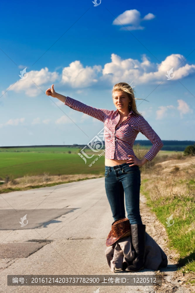搭便車旅行的女人