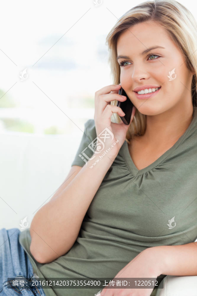 一個(gè)特寫鏡頭的女人打電話，她輕輕地看一邊和微笑。
