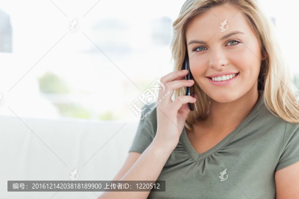 女人面帶微笑，她做了一個(gè)電話